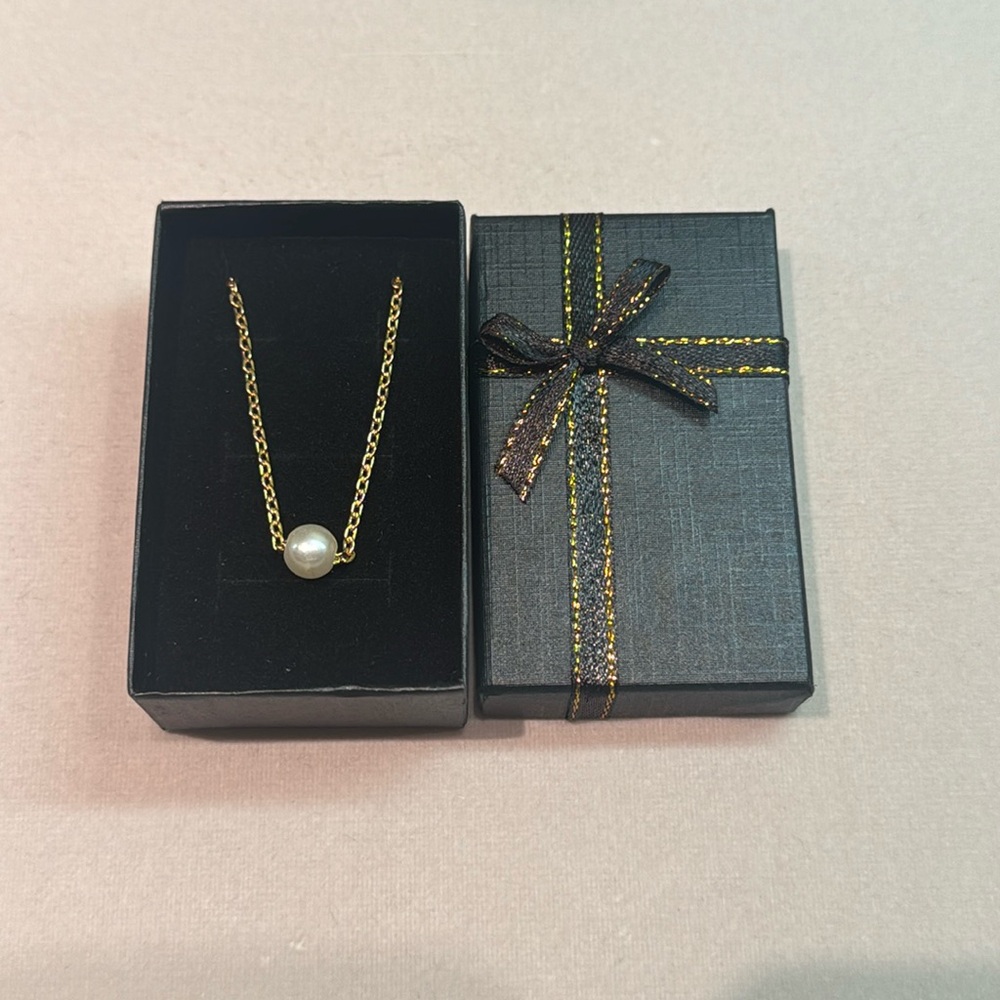 NWOT Gold Plated Pearl Necklace